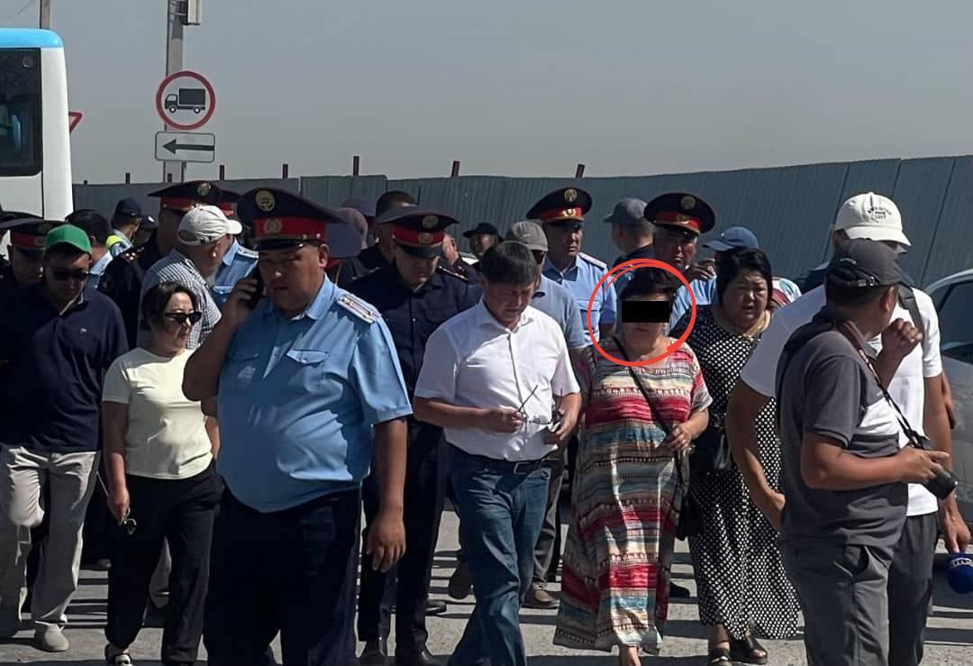 Милиция Көк-Жардагы жолду тосуунун негизги уюштуруучусун аныктады
&nbsp;
