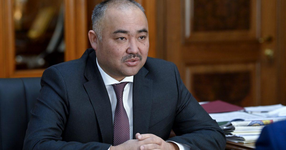 Нурланбек Шакиев гимнди өзгөртүү маселеси боюнча кеңешме өткөргөн