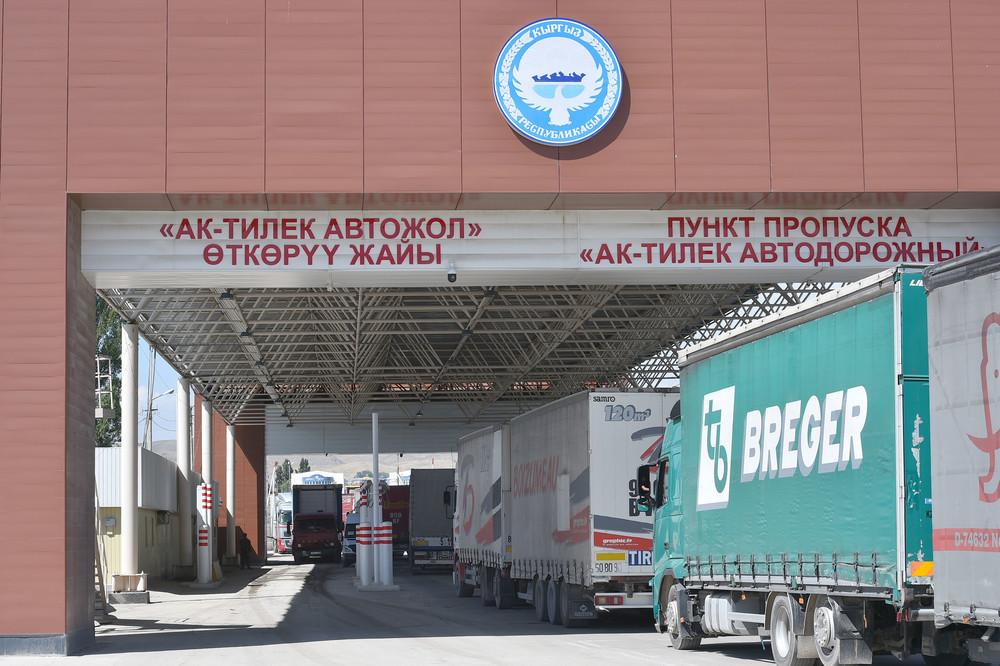 Кыргыз-казак чек арасында &nbsp;жүк ташуучу унаалардын тыгыны пайда болду
