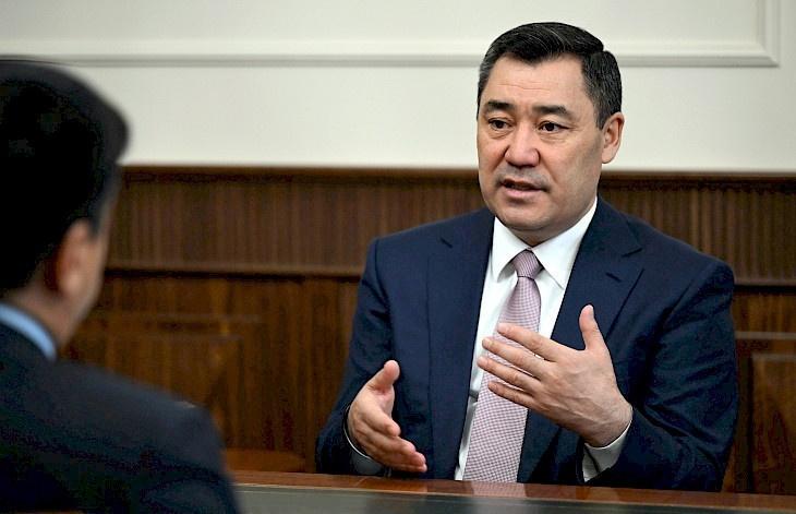 &ldquo;Айлыгынан тышкары 2 миң $ берип турчумун&rdquo;. Президент &ldquo;Унаа&rdquo; ишканасынын директорунун кармалышы тууралуу маек берди