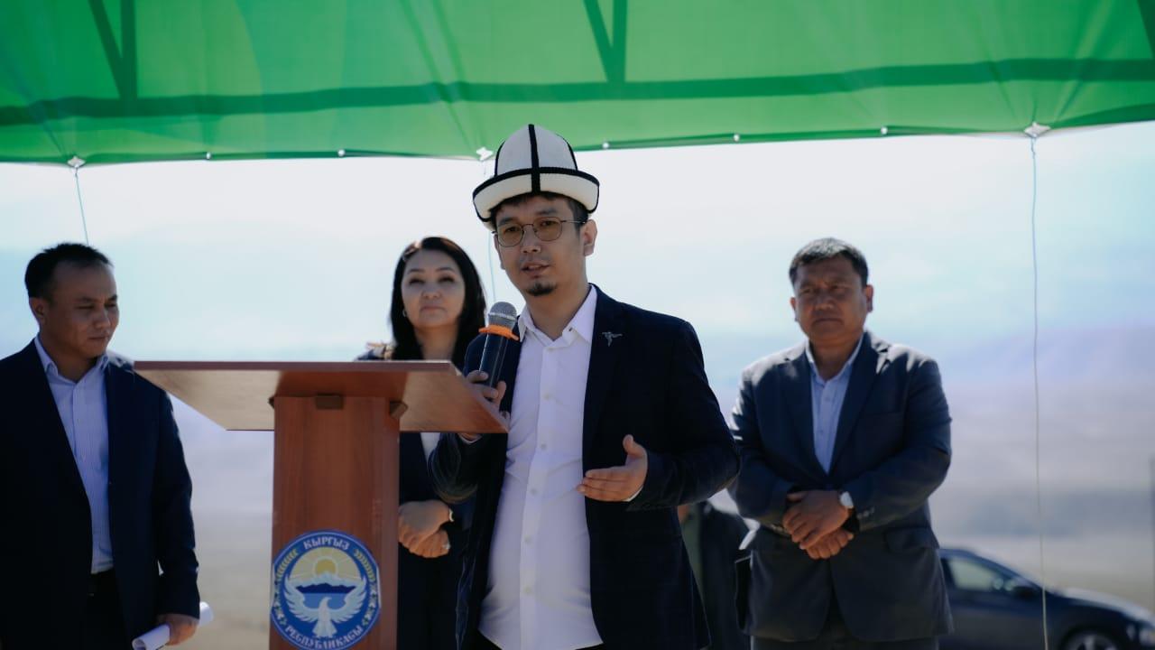 Күн панелдери астына клубника да өстүрөбүз. Баткенде уникалдуу "Агровольтайка" долбооруна старт берилди. 
&nbsp;