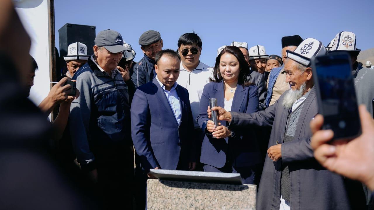 Күн панелдери астына клубника да өстүрөбүз. Баткенде уникалдуу "Агровольтайка" долбооруна старт берилди. 
&nbsp;