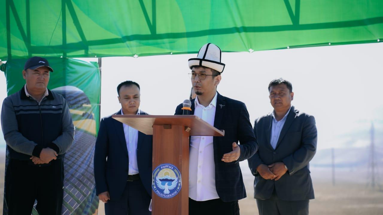 Күн панелдери астына клубника да өстүрөбүз. Баткенде уникалдуу "Агровольтайка" долбооруна старт берилди. 
&nbsp;