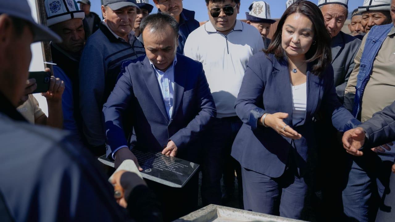 Күн панелдери астына клубника да өстүрөбүз. Баткенде уникалдуу "Агровольтайка" долбооруна старт берилди. 
&nbsp;