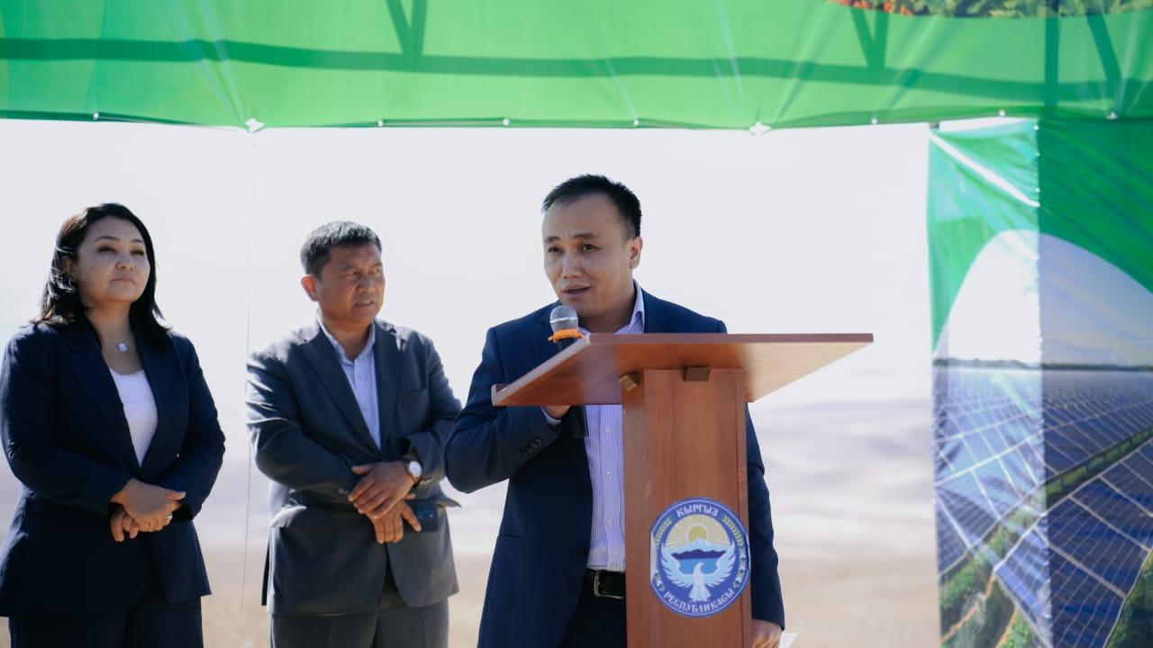 Күн панелдери астына клубника да өстүрөбүз. Баткенде уникалдуу "Агровольтайка" долбооруна старт берилди. 
&nbsp;