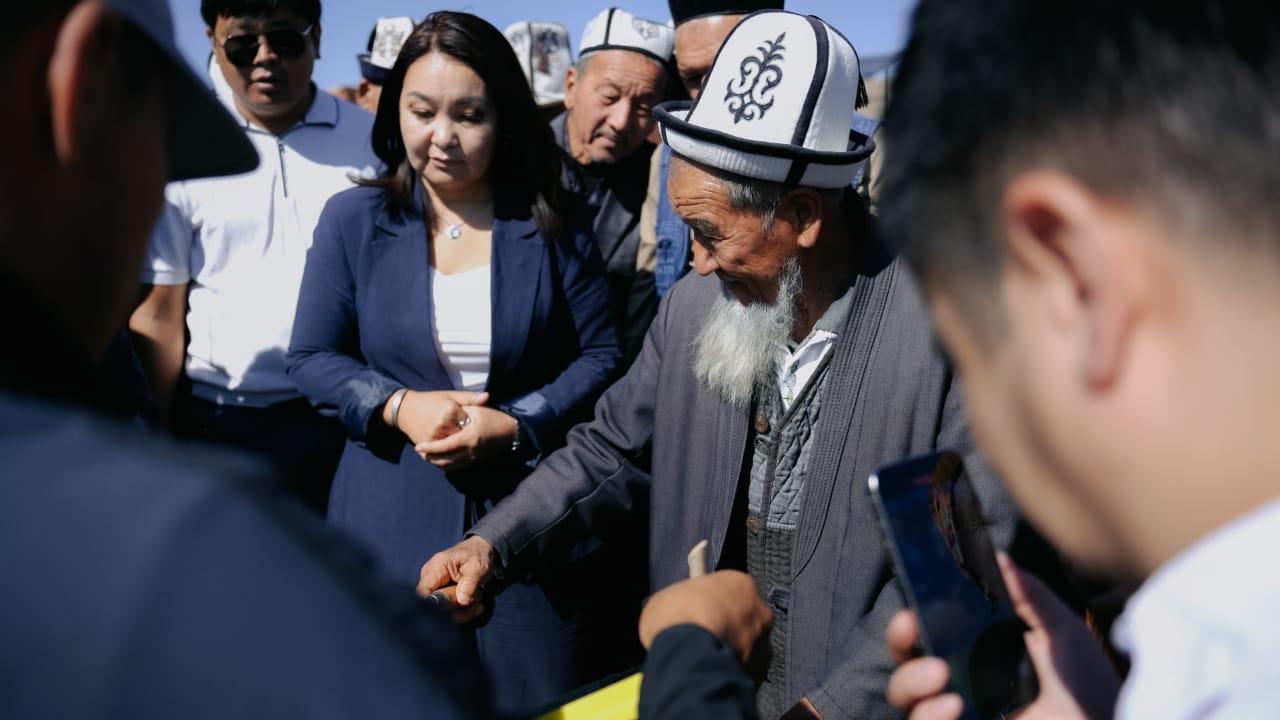 Күн панелдери астына клубника да өстүрөбүз. Баткенде уникалдуу "Агровольтайка" долбооруна старт берилди. 
&nbsp;